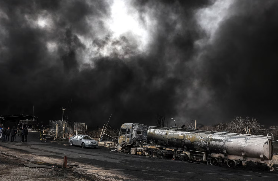 مطر أسود غامض يثير الرعب في إيران